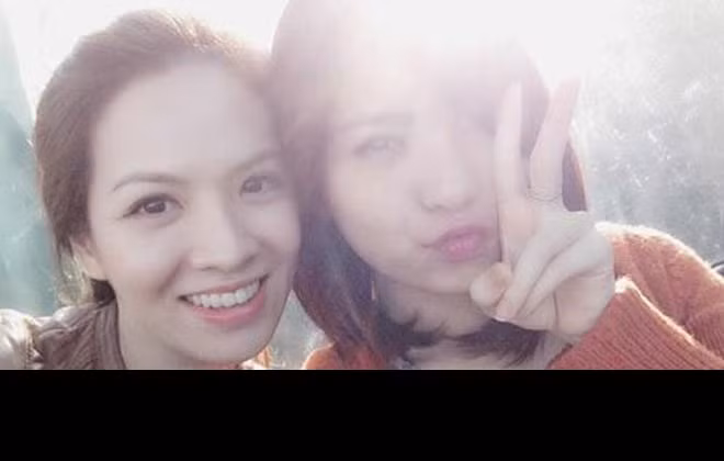  Thu Trang (Chang Chen) – em gái Đan Lê. Nữ MC Dự báo thời tiết kiêm diễn viên truyền hình nổi tiếng Đan Lê có cô em gái xinh đẹp và tài năng không thua kém gì chị.