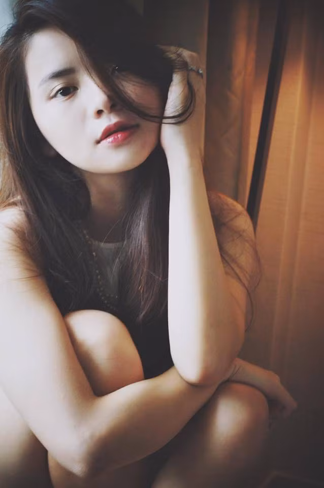 Thành tích học tập của Thu Trang rất đáng ngưỡng mộ khi cô sang Singapore du học. Cô gái sinh năm 1993 này đã tốt nghiệp với tấm bằng loại giỏi chuyên ngành kinh tế của trường Đại học Quốc gia Singapore – một trong những môi trường giáo dục hàng đầu ở đảo quốc Sư tử. Không đi theo con đường showbiz giống chị gái, cô nàng chọn hướng kinh doanh online trên mạng. Tên tuổi của Đan Lê cũng hỗ trợ một phần không nhỏ giúp em gái Thu Trang được nhiều người chú ý hơn trên mạng xã hội.