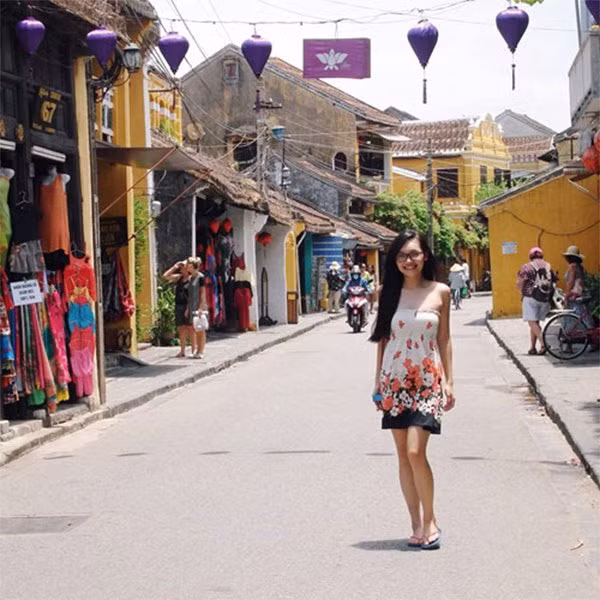 Trong khi đó, cô em gái Mỹ Linh sinh năm 1995 dù đang là sinh viên nhưng đã sớm đạt nhiều thành tích học tập và công tác Đoàn, hội. Mỹ Linh giữ chức Bí thư lớp và Ủy viên Hội sinh viên khoa Ngôn ngữ học trong trường đại học. Cô cũng từng đạt giải Đại sứ tài năng trong cuộc thi Nữ sinh thanh lịch do Đại học Quốc gia Hà Nội tổ chức năm 2015 và giành giải khuyến khích tại kỳ thi Olympic tiếng Anh toàn quốc lần thứ 8.