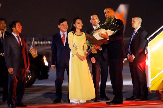  Trần Mỹ Linh – em gái MC Mỹ Lan. Khi hình ảnh cô gái Việt mặc áo dài tặng hoa cho Tổng thống Mỹ Obama sang thăm Việt Nam được đăng tải vào tối ngày 22.5, tên tuổi của nữ sinh này nhanh chóng trở nên nổi tiếng trên cộng đồng mạng. Đó là nữ sinh Trần Mỹ Linh, hiện đang theo học khoa Ngôn ngữ học (trường Đại học Khoa học Xã hội &amp; Nhân văn Hà Nội).