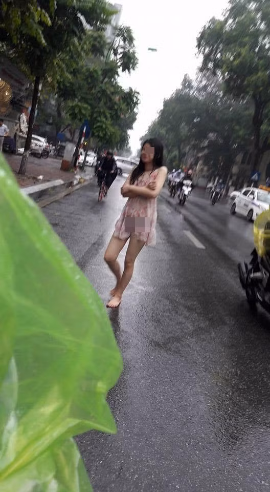 Với đôi chân trần, cô gái trẻ đi bộ một quãng đường khá xa từ phố Giảng Võ đến Hàng Bông.