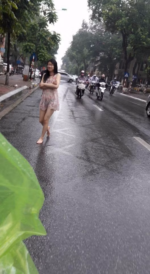 Bắt gặp ống kính máy ảnh, cô gái trẻ còn mỉm cười, thậm chí còn không hề ngại ngùng tạo dáng.