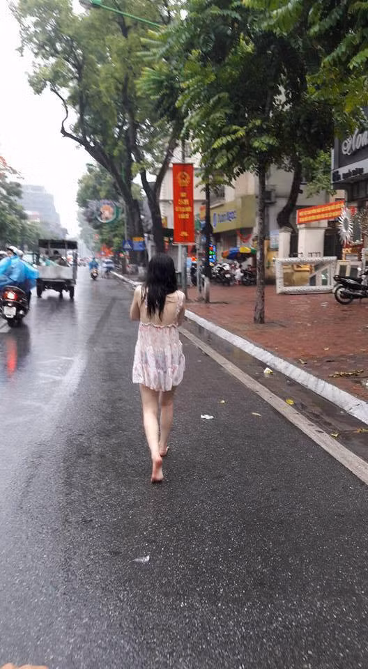 Khi đi đến phố Hàng Bông, một người đàn ông đi xe máy xuất hiện và chở cô gái đi. Chính chi tiết này khiến nhiều dân mạng dự đoán về một cuộc cãi vã giữa cô gái và người yêu, khiến cô có nhiều hành động kỳ lạ để thể hiện thái độ của mình.