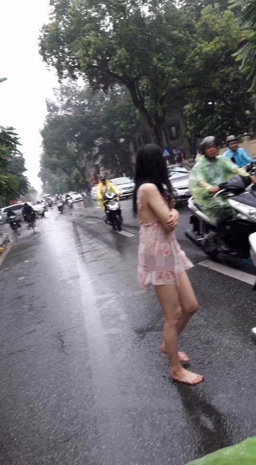 Số khác lại nhận xét, cho rằng cô gái trẻ này có vấn đề về thần kinh nên mới ra đường tắm mưa như vậy. Một vài bạn trẻ còn lo ngại, trong tình trạng của cô gái rất dễ bị những kẻ xấu lợi dụng, quấy rối.