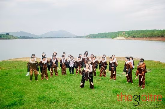 Tập thể lớp 12 A10 vui đùa lúc chụp ảnh kỷ yếu trước khi chia tay tuổi học trò.