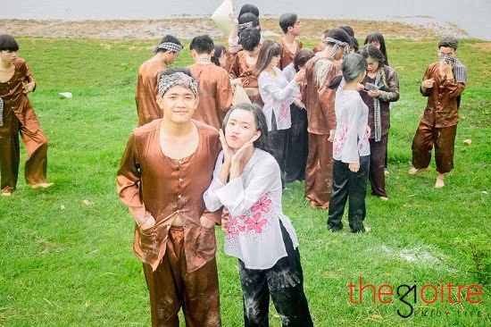 Nụ cười nở trên môi những bạn học sinh khi được "hóa thân" thành người nông dân.