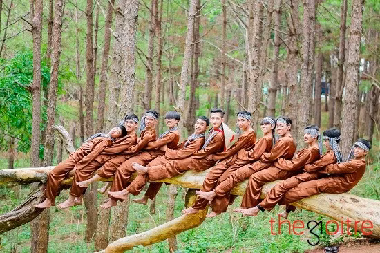 Những chú nông dân sau một ngày làm việc mệt mỏi cũng không quên thưởng cho mình giây phút giải lao.