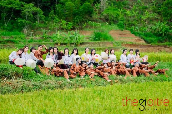 “Trái lại với những hình ảnh của những bộ ảnh kỷ yếu bột màu, bóng nước, hay Hậu duệ mặt trời... 38 thành viên chúng mình mong muốn đem tới sự độc đáo, mới lạ cho bộ ảnh kỉ yếu. Vì vậy, cả lớp đã thống nhất lưu lại khoảnh khắc đáng nhớ này dưới trang phục màu áo nông dân", bạn Bùi Cẩm Vinh - một thành viên trong lớp chia sẻ.