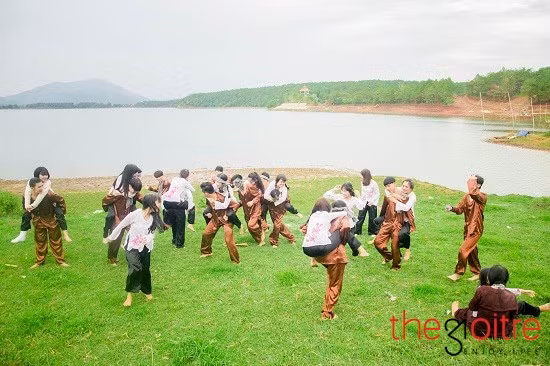 Bày tỏ cảm xúc trong những ngày cuối năm học, bạn Cẩm Vinh chia sẻ thêm: “Giây phút cả lớp nói lời chia tay cũng sắp tới. Quãng thời gian 3 năm có thể không phải là quá dài trong cuộc đời mỗi con người nhưng là quá nhiều kỉ niệm cho một thời học sinh yêu dấu. Dẫu biết mai này, 12A10 chúng ta sẽ mỗi đứa một phương, mỗi người một chí hướng nhưng chắc chắn sẽ không ai quên được những ngày tháng được học tập, được gắn bó thân thiết cùng nhau dưới mái trường THPT Lê Lợi. Dù cho rằng mỗi người 1 nơi nhưng ta sẽ là bạn tốt của nhau”.