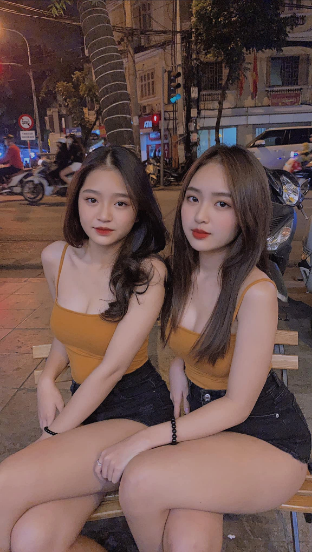 Lê Phương Anh và Lê Phương Uyên là cặp chị em nhiều lần làm "dậy sóng" MXH khi cùng rủ nhau xuất hiện trên những tờ báo Trung. Dù cách nhau 9 tuổi nhưng cả hai lại rất hợp nhau, thường xuyên tâm sự, chia sẻ về chuyện học hành, tình cảm, làm đẹp,…