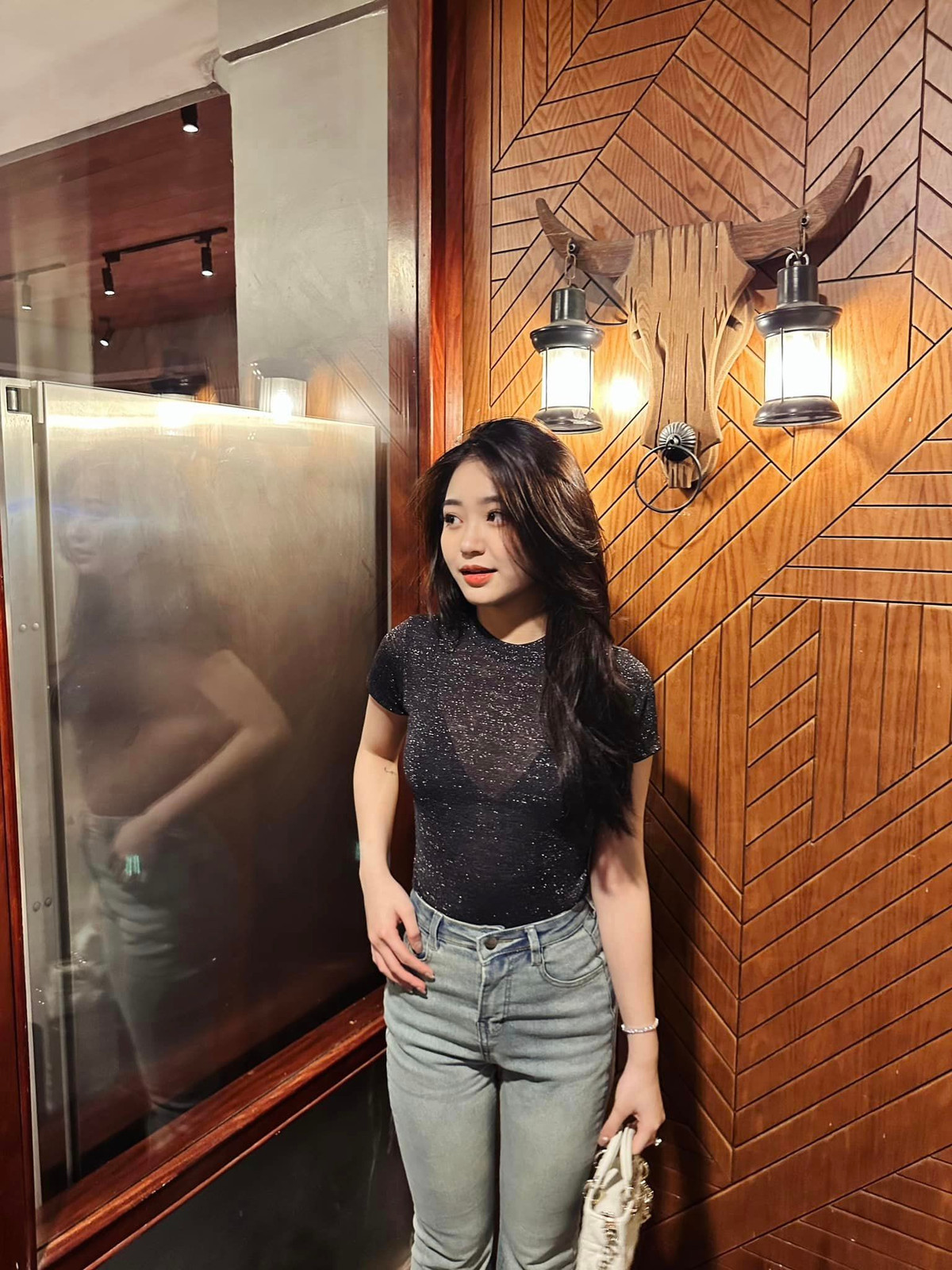 Cô nàng sở hữu gương mặt xinh đẹp và đường nét được nhận xét là sắc sảo hơn chị cả.