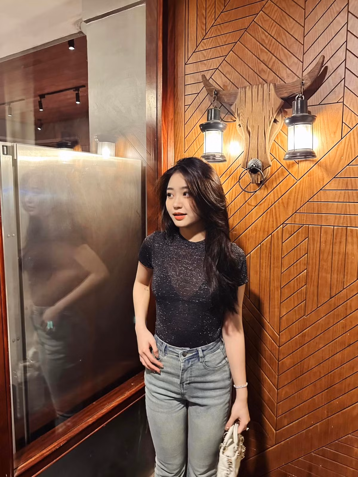 Cô nàng sở hữu gương mặt xinh đẹp và đường nét được nhận xét là sắc sảo hơn chị cả.