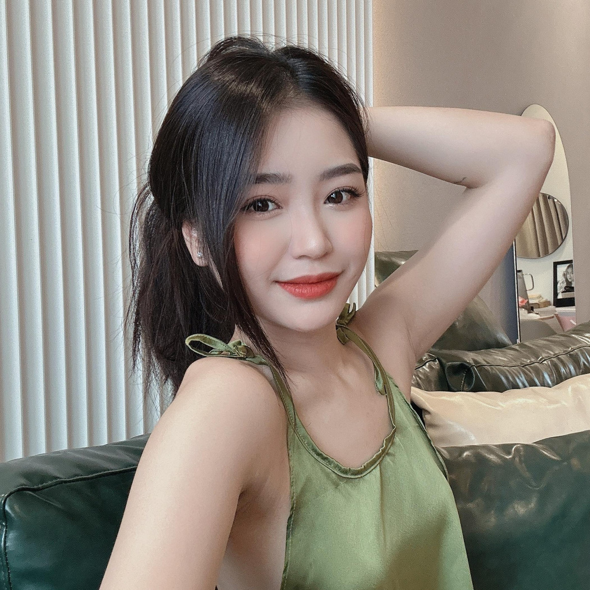 Cô em cũng nhiều lần theo chị đến phòng để độ dáng từ những ngày mới chỉ là nữ sinh trung học.