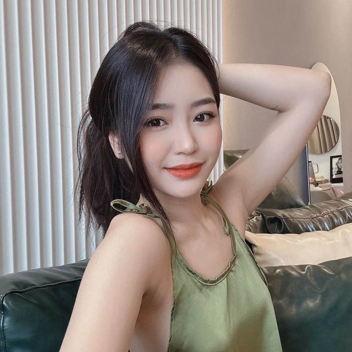 Cô em cũng nhiều lần theo chị đến phòng để độ dáng từ những ngày mới chỉ là nữ sinh trung học.