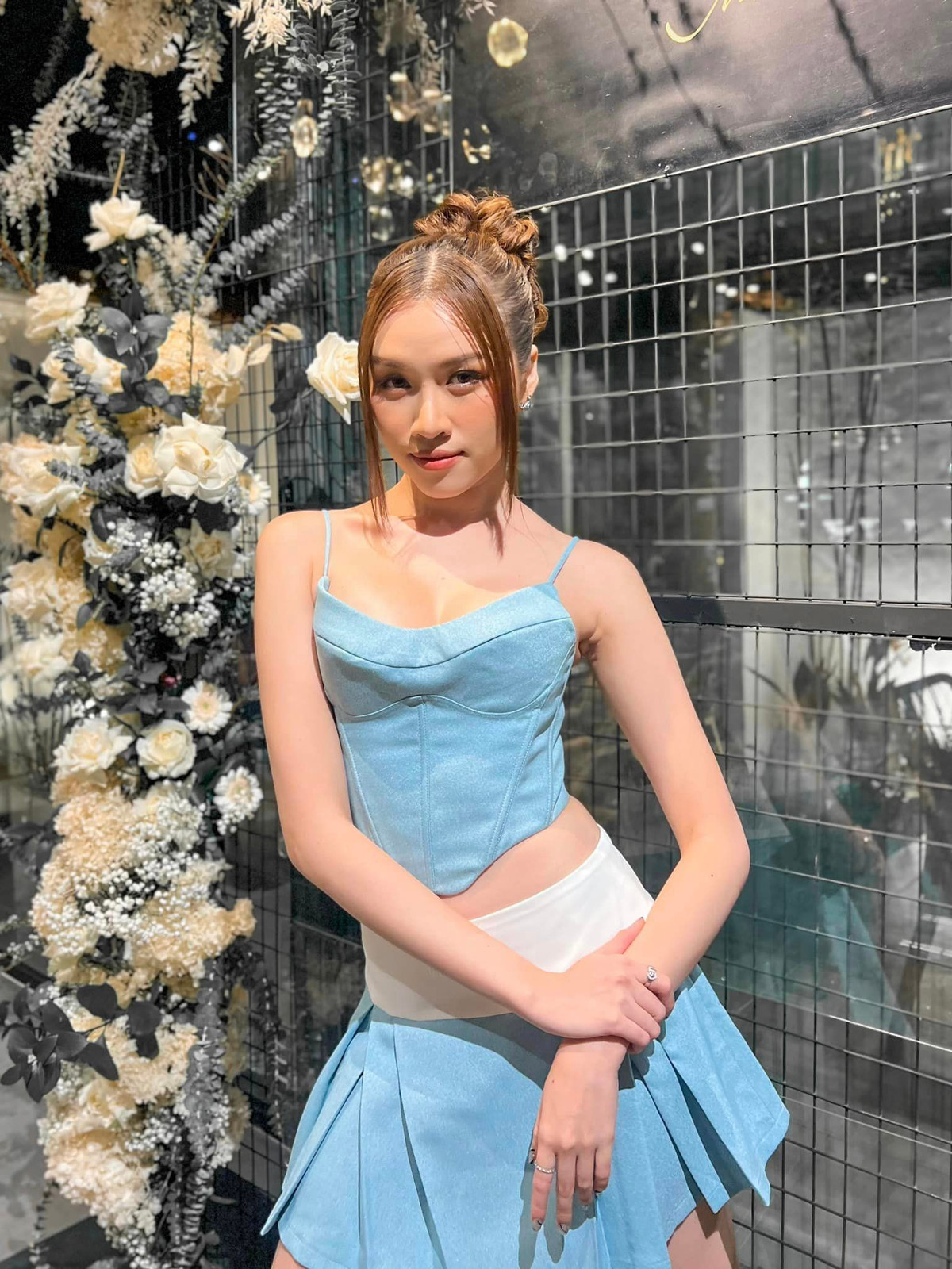 Nữ MC sở hữu nhan sắc xinh đẹp, vóc dáng cân đối với số đo ba vòng 85-61-89 cm, chiều cao 1,7 m và đôi chân dài 1,1 m.