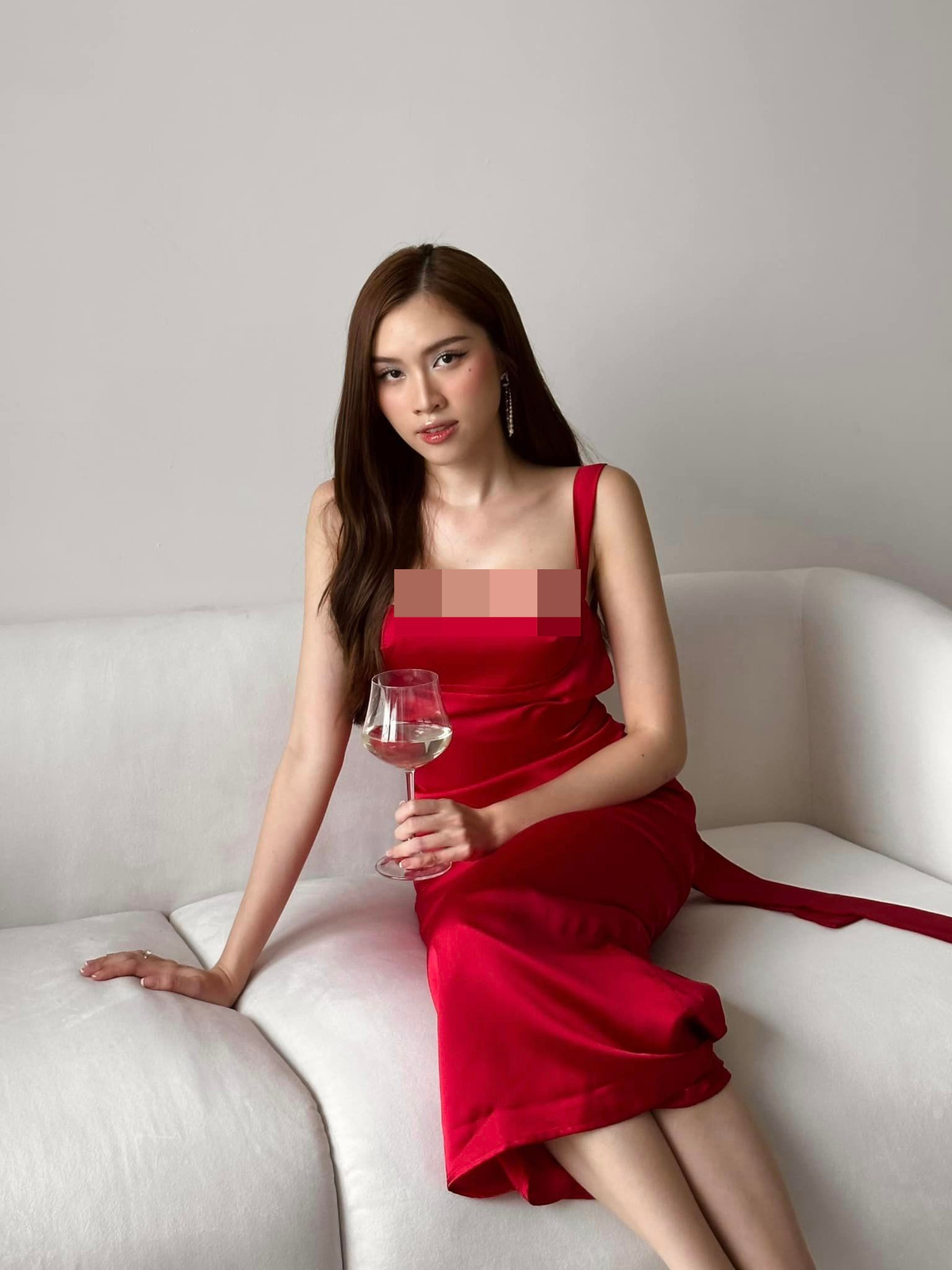 Cô luôn gây được ấn tượng mạnh mẽ với hình thể đẹp và gu thời trang quyến rũ. Ảnh: FBNV