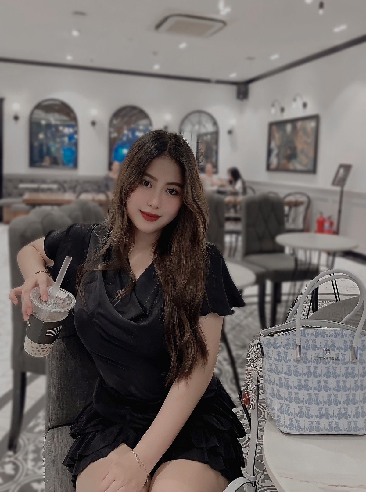 Cô nàng đam mê thời trang và làm đẹp, và được nhiều người biết đến với vai trò kols.