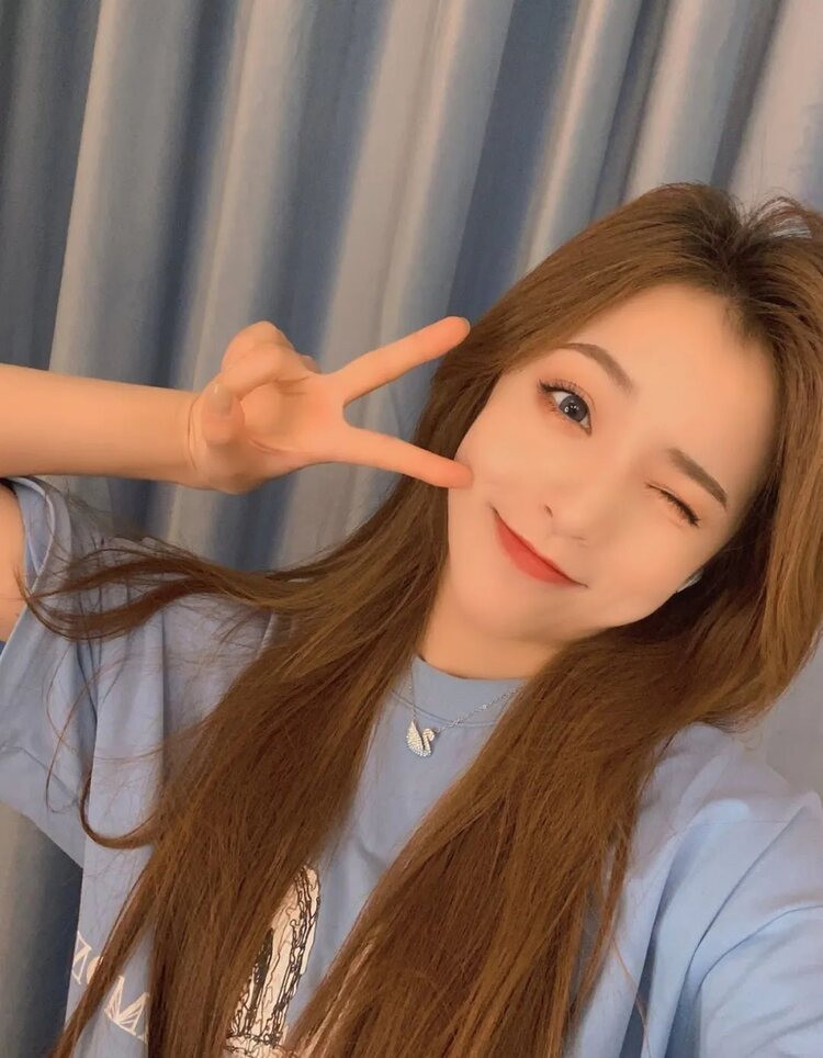 Lưu Tư Dao sinh năm 1996 tại tỉnh Sơn Tây, Trung Quốc. Cô sở hữu nhan sắc khá nổi bật, giọng nói truyền cảm, dễ thương.