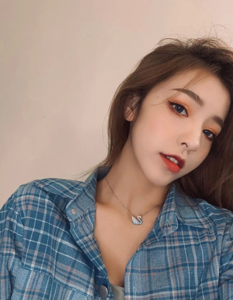 Nữ thần TikTok từng dính phốt thái độ. Cô tỏ ra khó chịu và không đồng ý. Nhưng, sau đó, người đẹp vẫn chiều lòng fan.