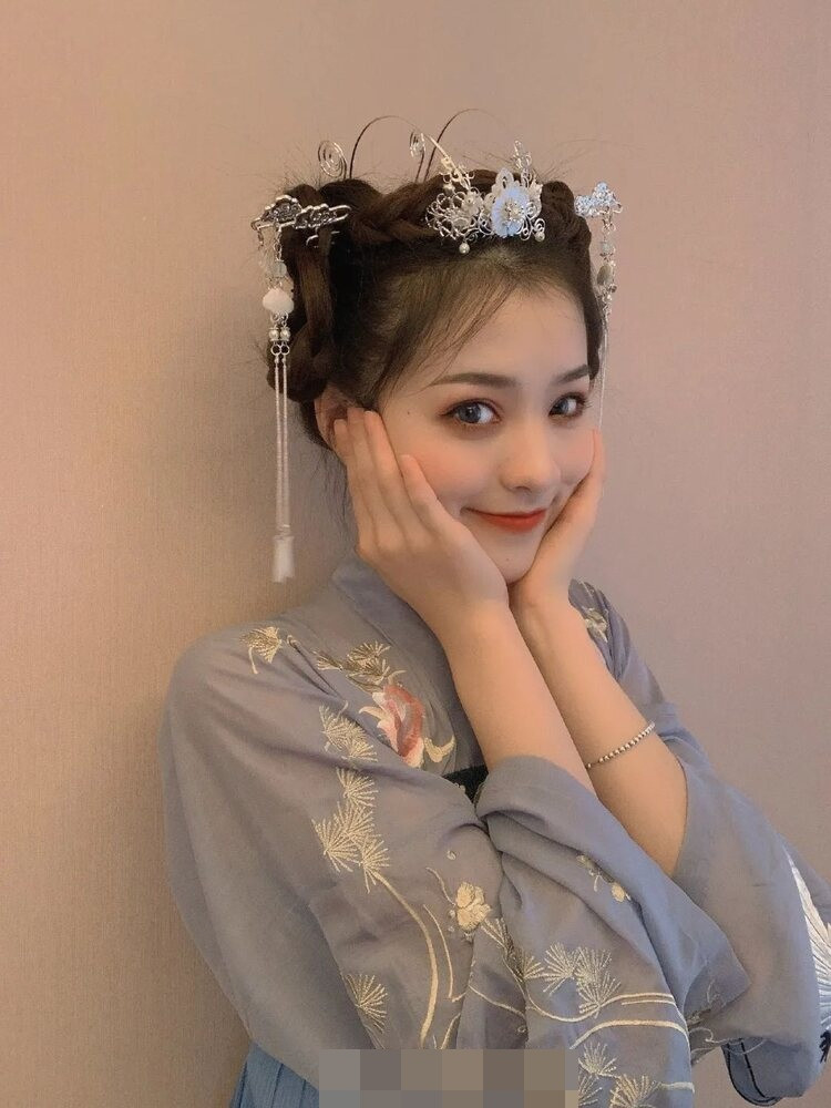 Cụ thể, trong một lần khi người đẹp đang livestream, người hâm mộ tặng cho cô 6.000 NDT (tương đương 21 triệu đồng). Thay vì nói lời cảm ơn, Lưu Tư Dao lại thốt lên: "Chỉ có vậy thôi à?".