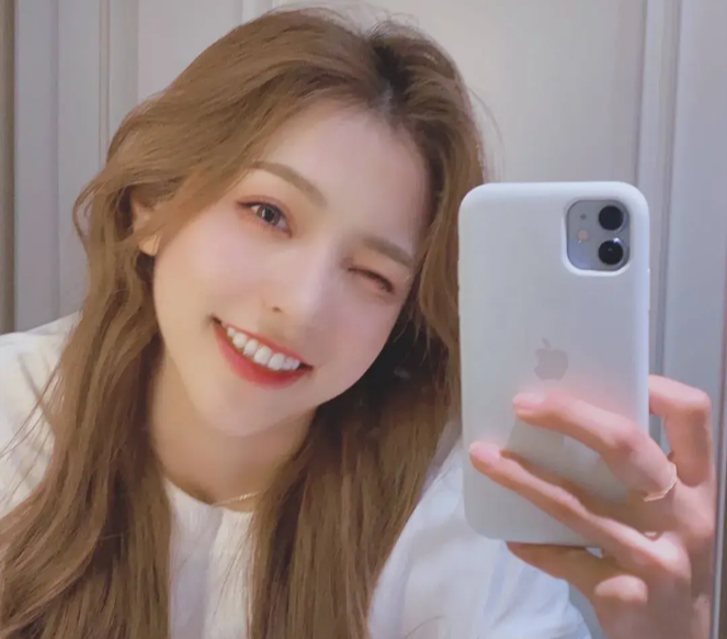 Lưu Tư Dao là streamer, TikToker nổi tiếng xứ Trung. Cô được mệnh danh là " nữ thần xứ Trung".