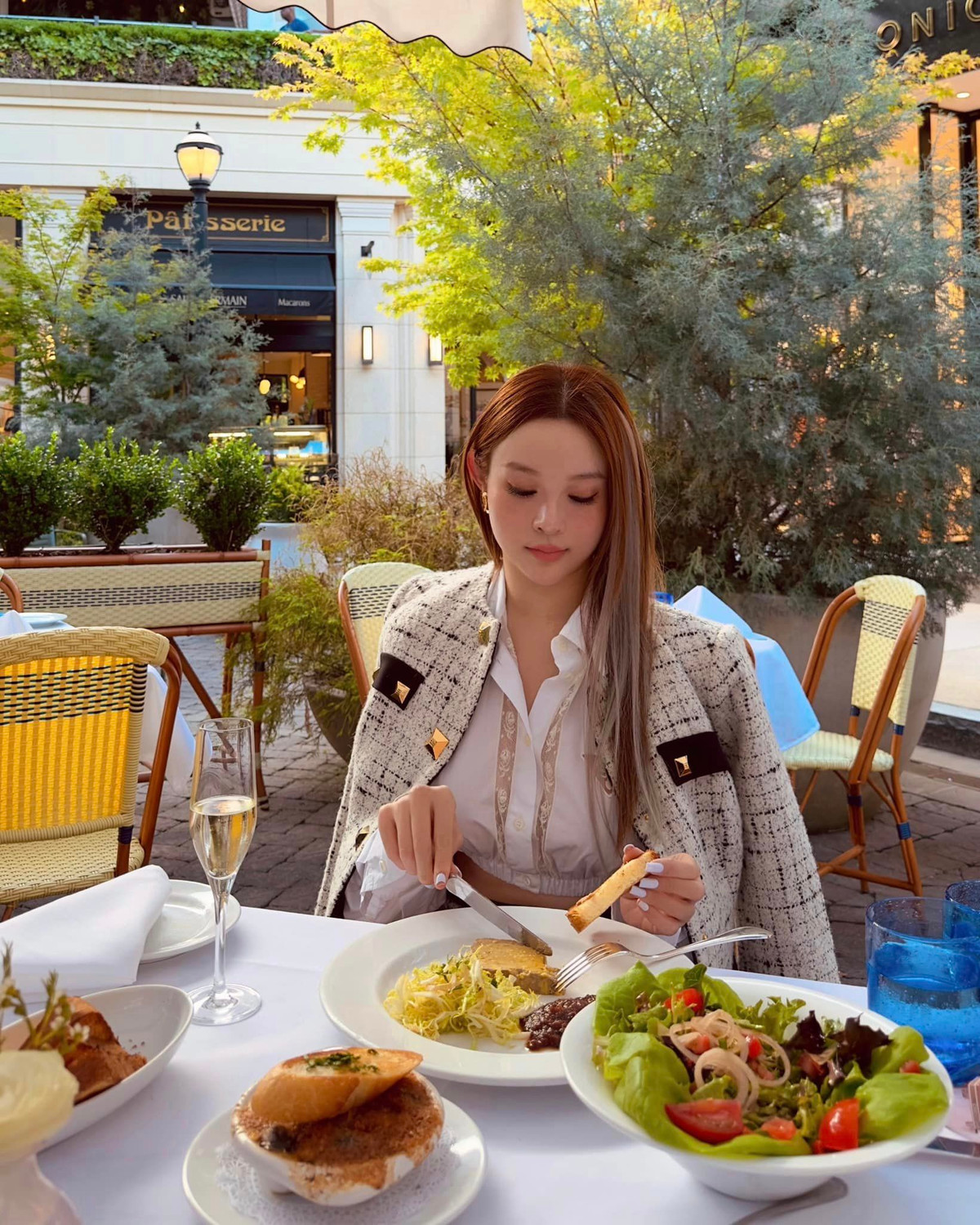 Cô cũng sở hữu tủ đồ xa xỉ, nổi tiếng là "yêu nữ hàng hiệu" của làng giải trí. Ảnh: FBNV