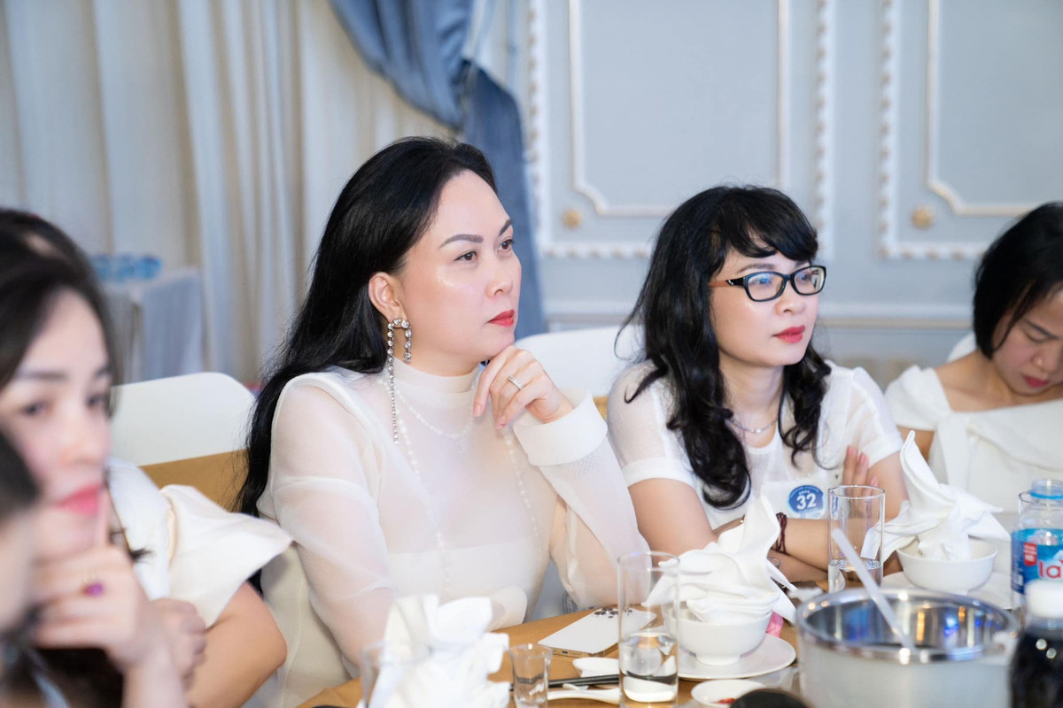 Khoảnh khắc trẻ trung của tình cũ Quách Ngọc Ngoan nhanh chóng nhận về nhiều lời khen, sắc vóc U50 của cô như đang "lão hóa ngược".