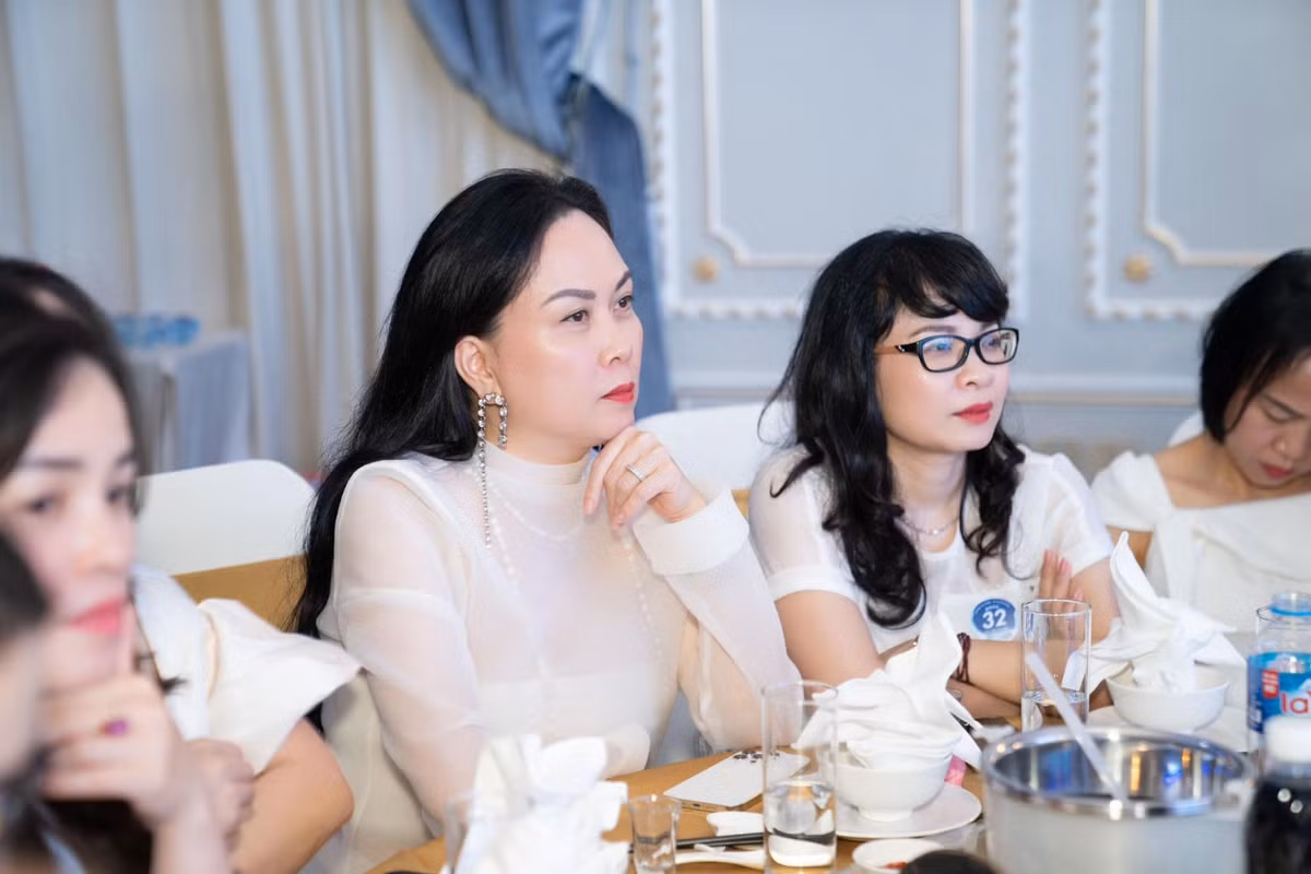 Khoảnh khắc trẻ trung của tình cũ Quách Ngọc Ngoan nhanh chóng nhận về nhiều lời khen, sắc vóc U50 của cô như đang "lão hóa ngược".