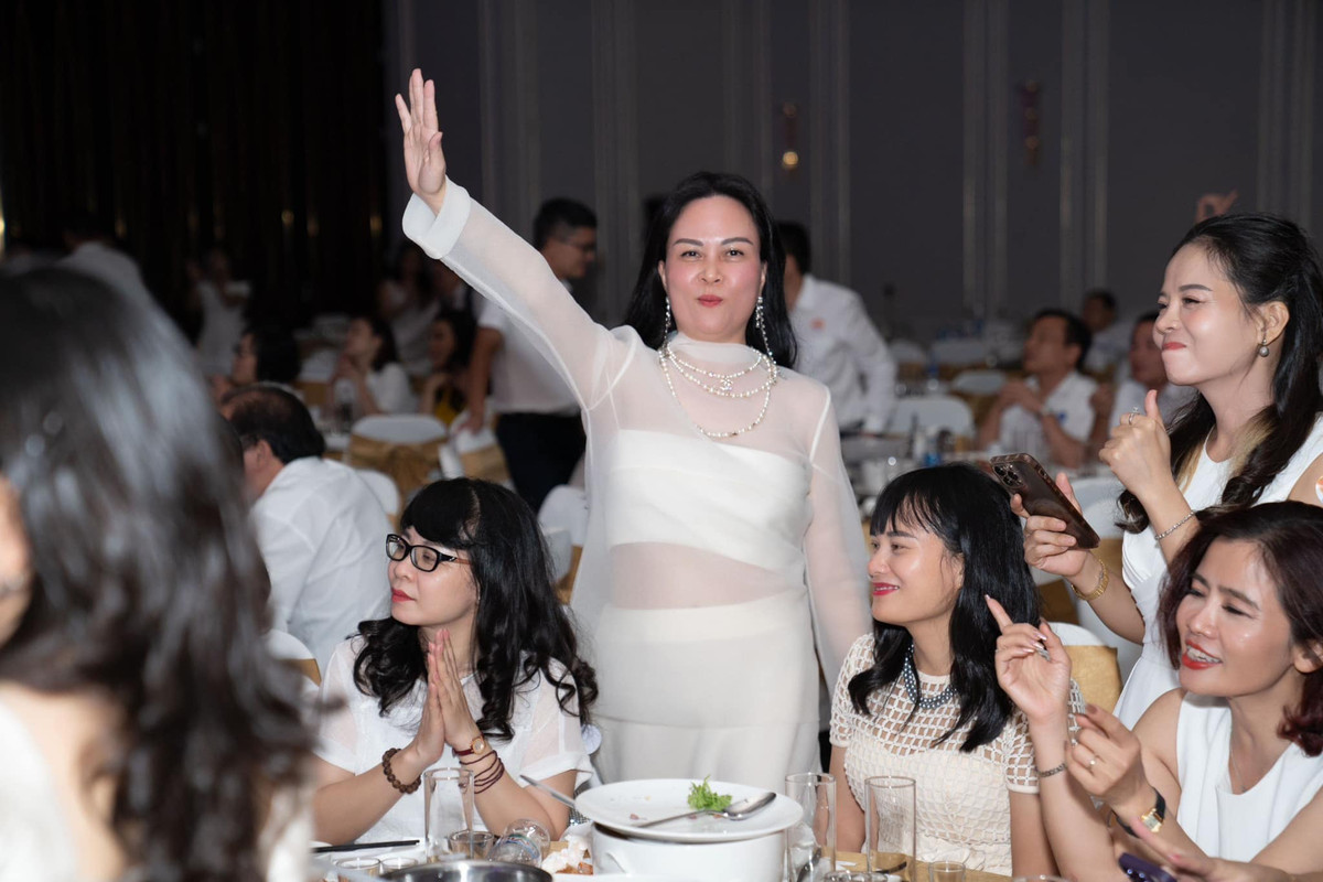 Mới đây, Phượng Chanel họp lớp cùng với những người bạn chí cốt. Bà mẹ đông con gây sự chú ý với gu thời trang nổi bật.