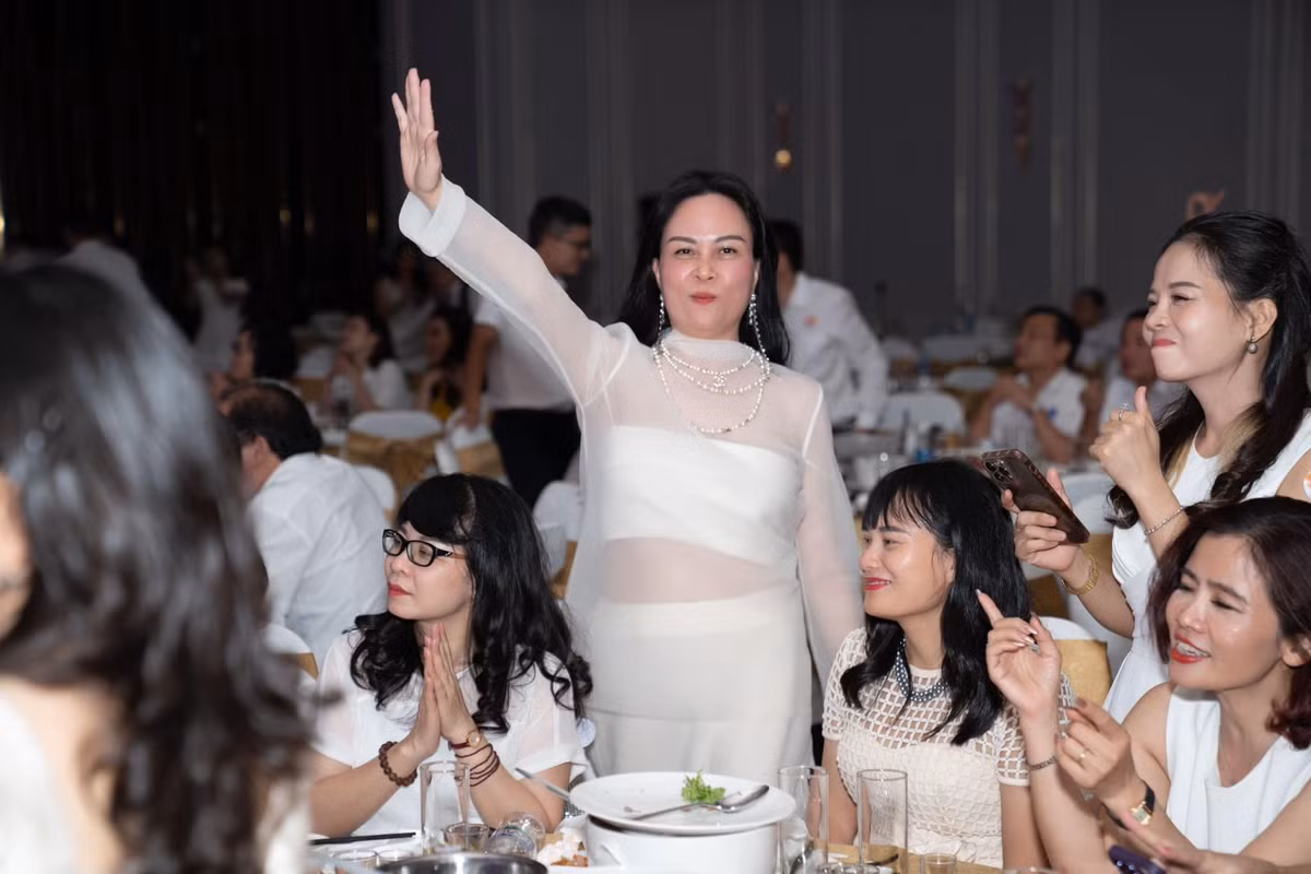 Mới đây, Phượng Chanel họp lớp cùng với những người bạn chí cốt. Bà mẹ đông con gây sự chú ý với gu thời trang nổi bật.