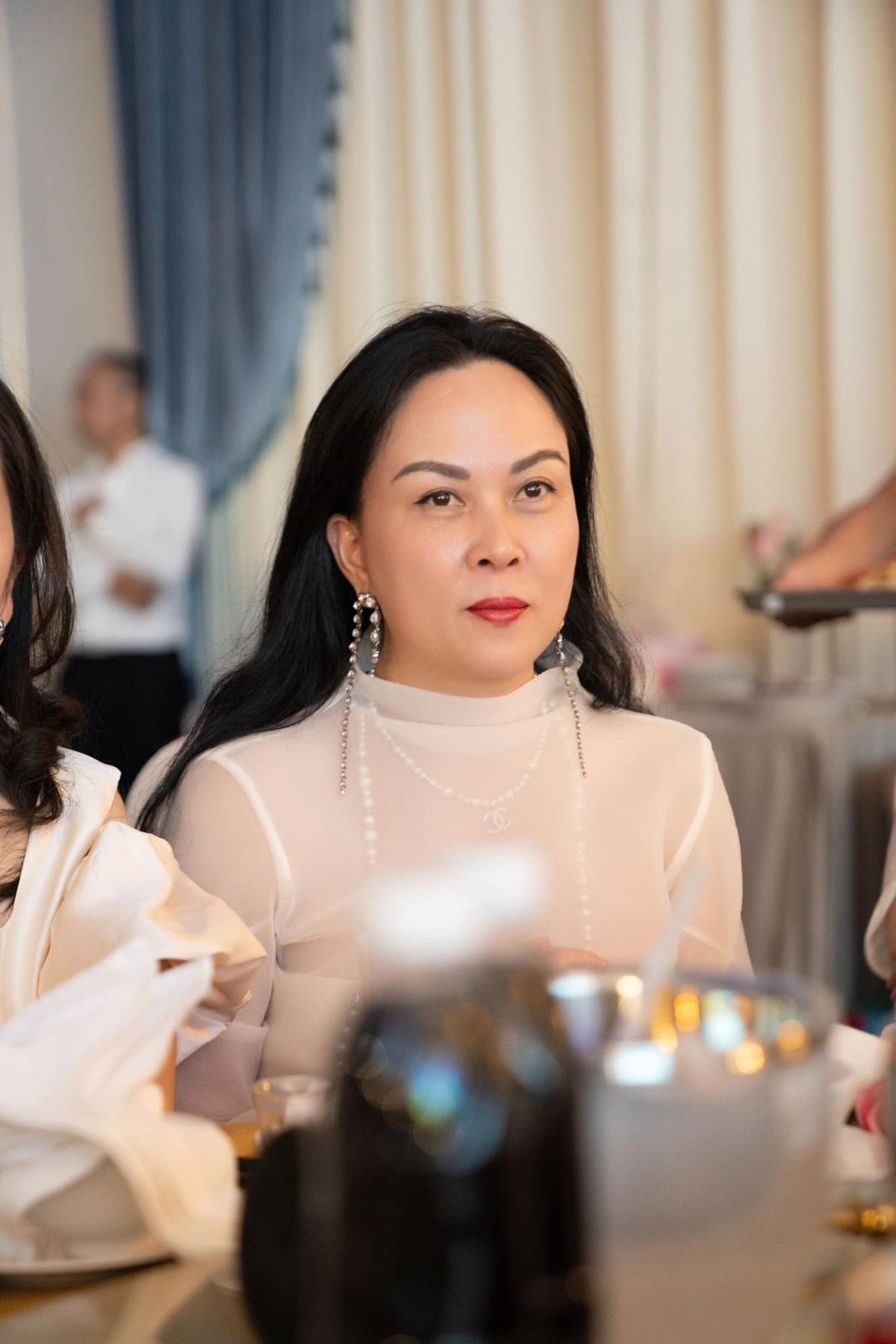 Trong khi các quý cô khác an toàn với những thiết kế đầm xòe nhún eo đơn giản thì nữ đại gia Phượng Chanel lại phá cách hơn với thiết kế xuyên thấu.