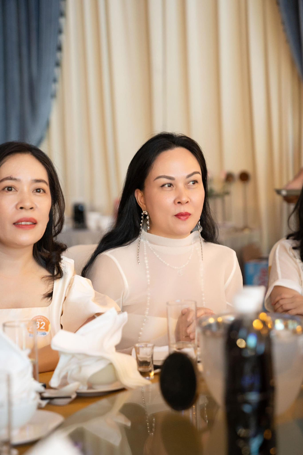 Item kín cổng cao tường nhưng rất sang và thời trang. Bên trong là combo chân váy cạp cao, áo croptop 2 dây, lớp ngoài là vải voan xuyên thấu làm Phượng Chanel cực trẻ trung.