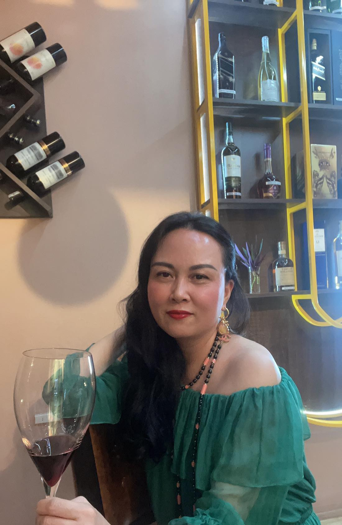 Bên dưới bài đăng, bạn bè, người hâm mộ của nữ đại gia dành cho cô rất nhiều lời khen. Ai nấy đều khen quý cô có style xinh, trẻ trung.