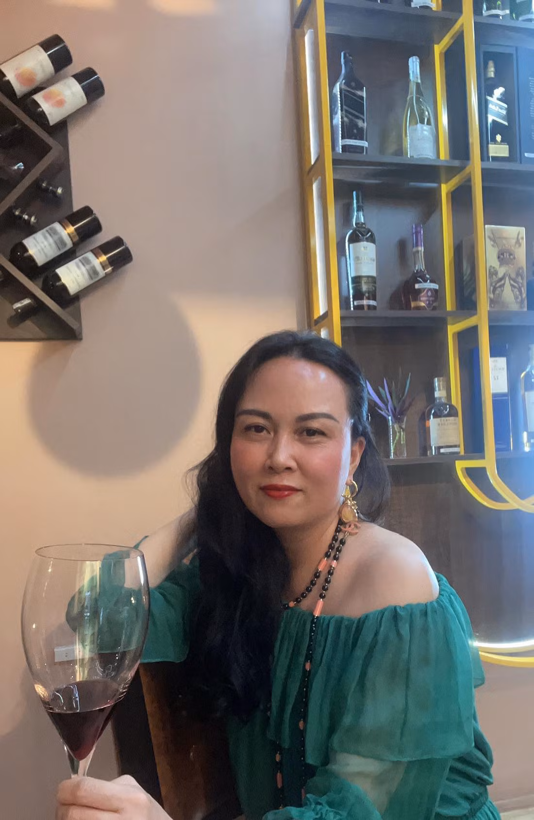 Bên dưới bài đăng, bạn bè, người hâm mộ của nữ đại gia dành cho cô rất nhiều lời khen. Ai nấy đều khen quý cô có style xinh, trẻ trung.