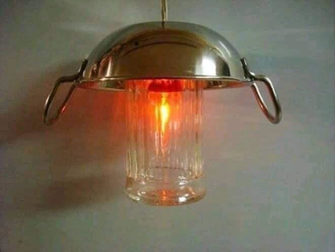 Chỉ từ một hũ thuỷ tinh và chiếc chảo sâu lòng, "thánh chế" này cũng có thể "hô biến" ra được một chiếc lồng đèn Trung thu cực lung linh.