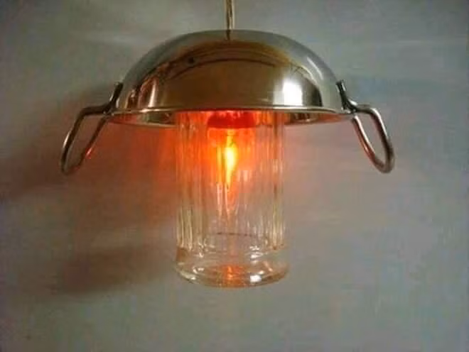 Chỉ từ một hũ thuỷ tinh và chiếc chảo sâu lòng, "thánh chế" này cũng có thể "hô biến" ra được một chiếc lồng đèn Trung thu cực lung linh.