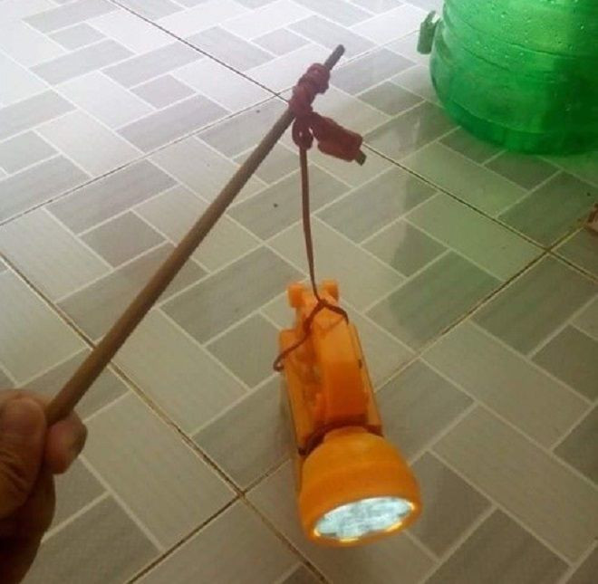 Chiếc đèn Trung thu cực tiết kiệm khi tận dụng đồ vật trong nhà.