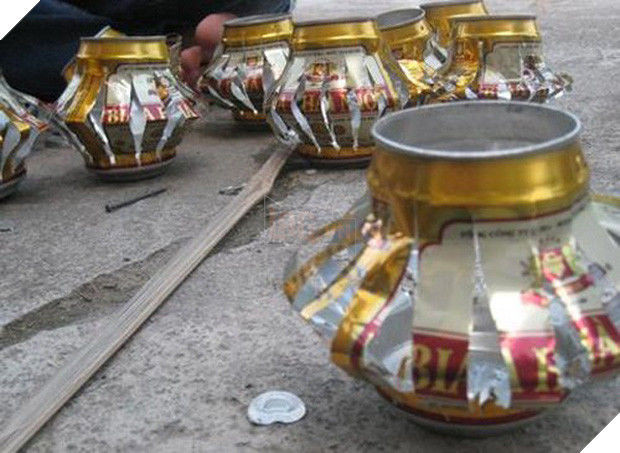 Chỉ cần đợi bố "say sưa" vài lượt là có ngay đèn Trung thu chất lượng, cắm nến và quẩy đèn tung tăng khắp nhà thôi.