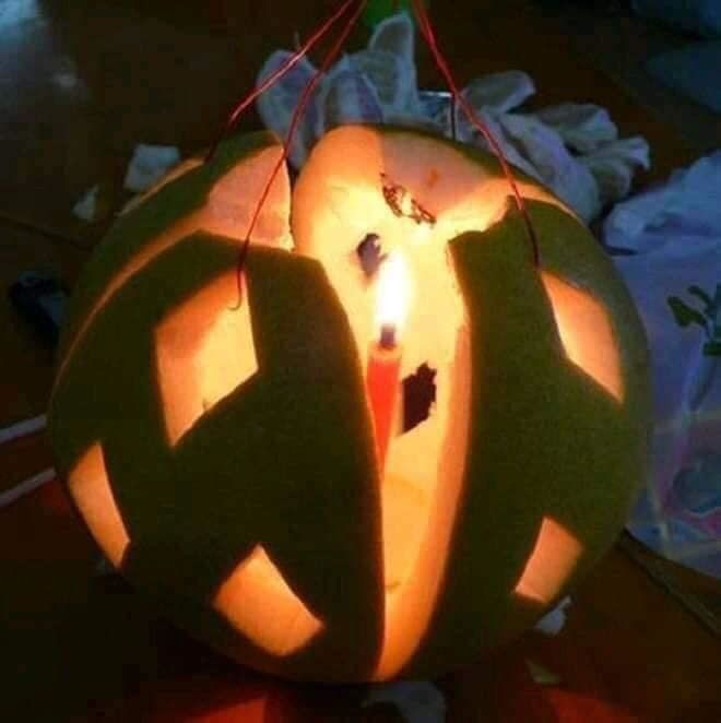 Chiếc lồng đèn Trung thu "chế tác" từ vỏ bưởi này được xem là đỉnh cao của sự sáng tạo.