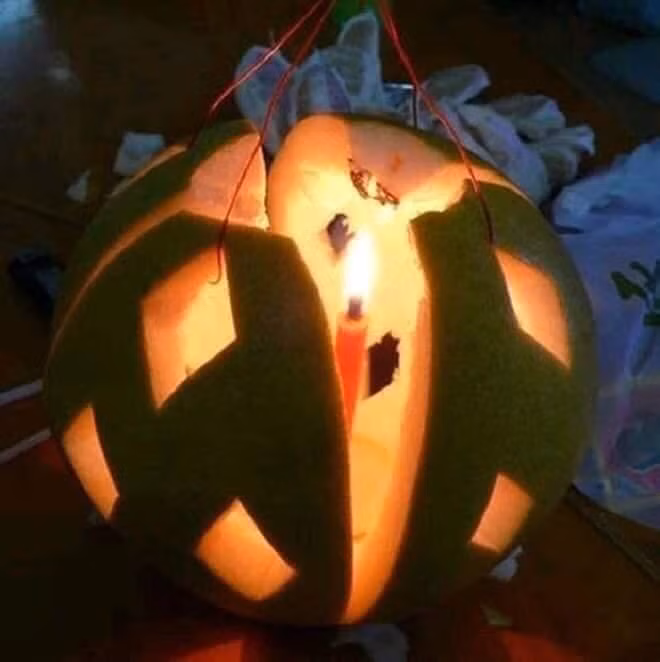 Chiếc lồng đèn Trung thu "chế tác" từ vỏ bưởi này được xem là đỉnh cao của sự sáng tạo.