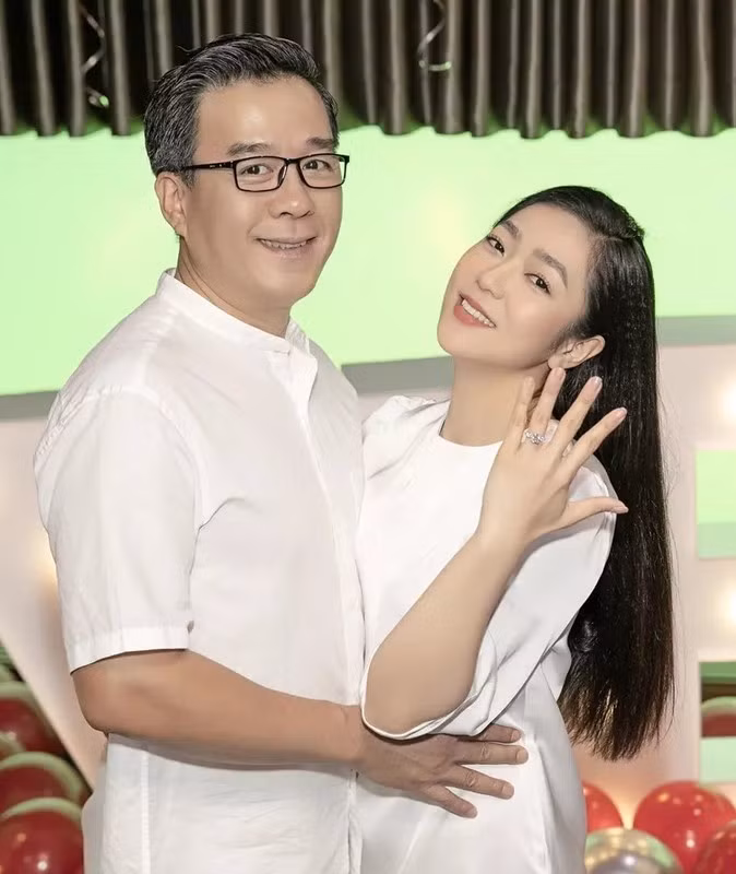 Tuy nhiên, kể từ đầu năm 2023, dù vẫn tích cực hoạt động trên mạng xã hội nhưng Hà Thanh Xuân không còn đăng tải những khoảnh khắc xuất hiện cùng ông xã như trước đó và hạn chế chia sẻ về chuyện vợ chồng.