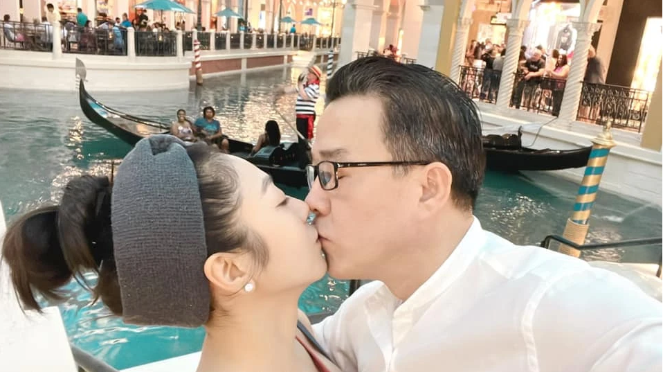 Thông báo này khiến nhiều người khá bất ngờ, cũng từ đây mà họ tò mò về cuộc sống hôn nhân trước đó của đại gia cá Koi và vợ trẻ ra sao.