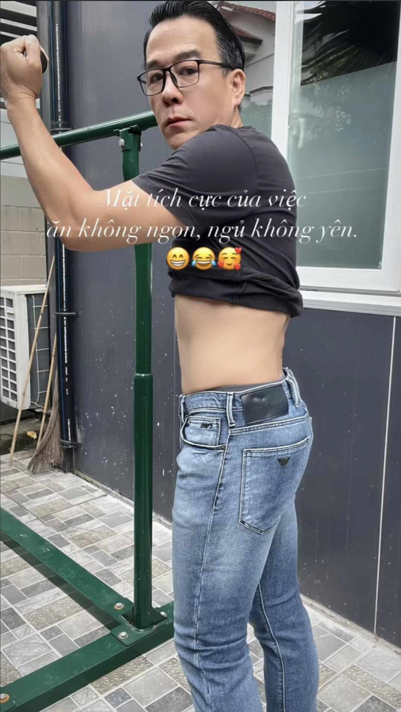Mới đây, trong phần story trên trang cá nhân, "vua cá Koi" Thắng Ngô tiếp tục gây chú ý khi đăng tải hình ảnh cận cảnh vóc dáng của mình. Theo đó, anh vén cao phần áo để lộ khoảng bụng phẳng lì, không chút mỡ thừa.