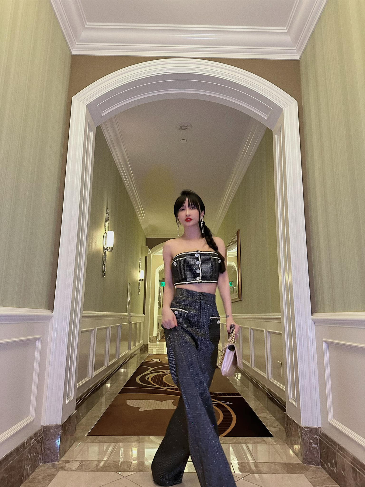 Mina Phạm vốn xuất thân là một hot girl có tiếng tại Sài Thành với sở thích sưu tầm hàng hiệu.