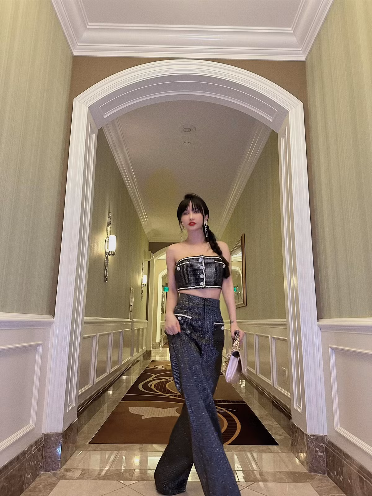 Mina Phạm vốn xuất thân là một hot girl có tiếng tại Sài Thành với sở thích sưu tầm hàng hiệu.