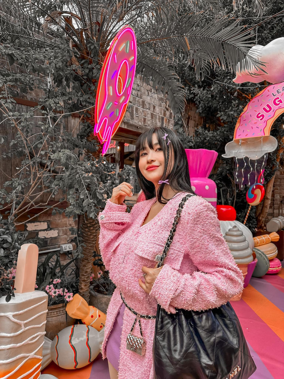 Trang phục của Mina Phạm cũng được netizen nhận xét quá trẻ trung, thời thượng.