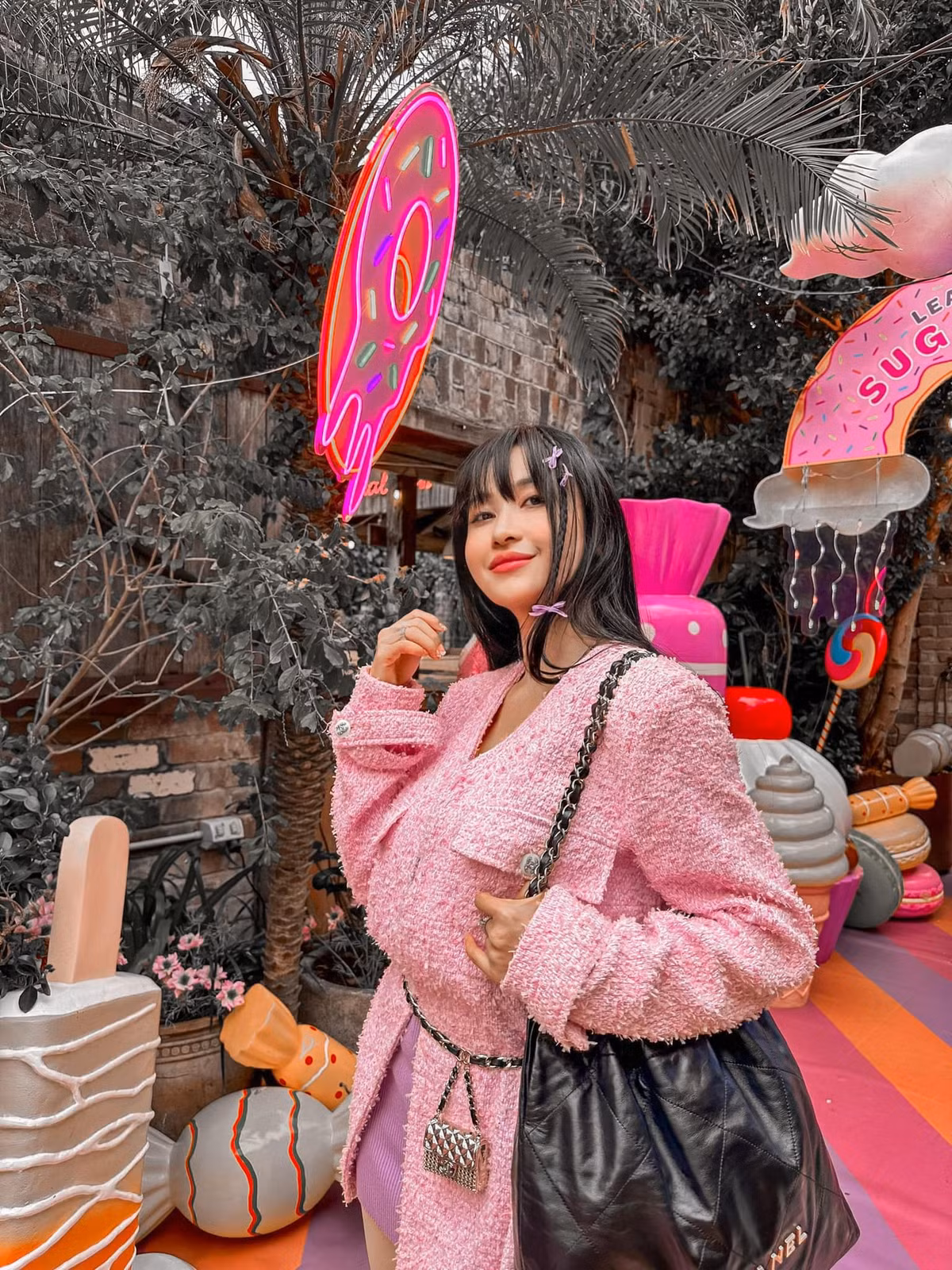 Trang phục của Mina Phạm cũng được netizen nhận xét quá trẻ trung, thời thượng.