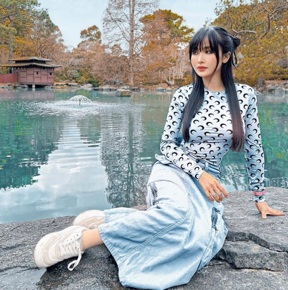 Dù là mẹ 2 con nhưng Mina Phạm có thân hình thon gọn, vòng eo con kiến đáng mơ ước.