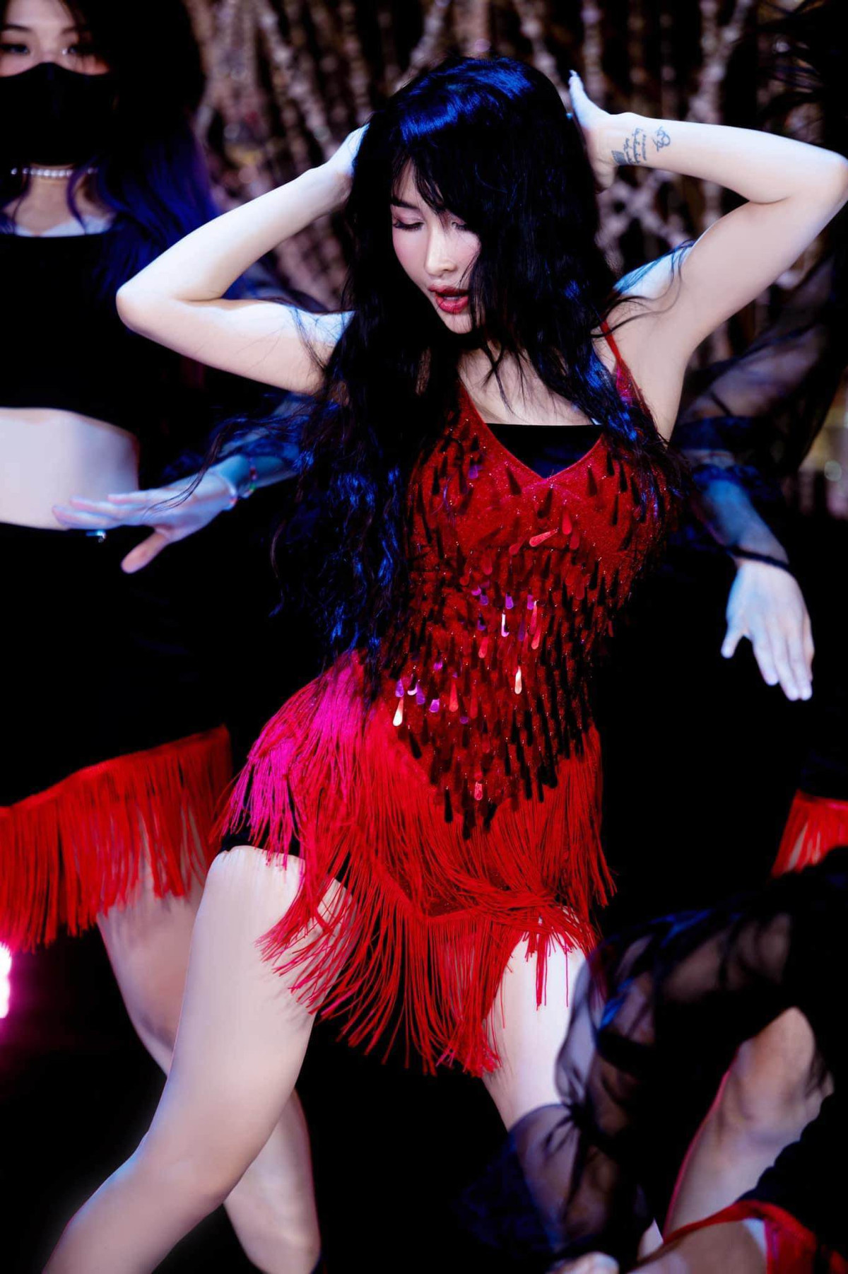 Bên cạnh khả năng vũ đạo, trang phục mà Mina Phạm đầu tư cũng cầu kỳ và độc đáo, thậm chí có nhiều người khen cô mặc đẹp như BlackPink.