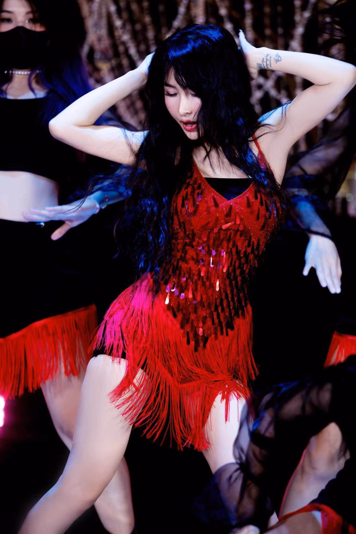 Bên cạnh khả năng vũ đạo, trang phục mà Mina Phạm đầu tư cũng cầu kỳ và độc đáo, thậm chí có nhiều người khen cô mặc đẹp như BlackPink.